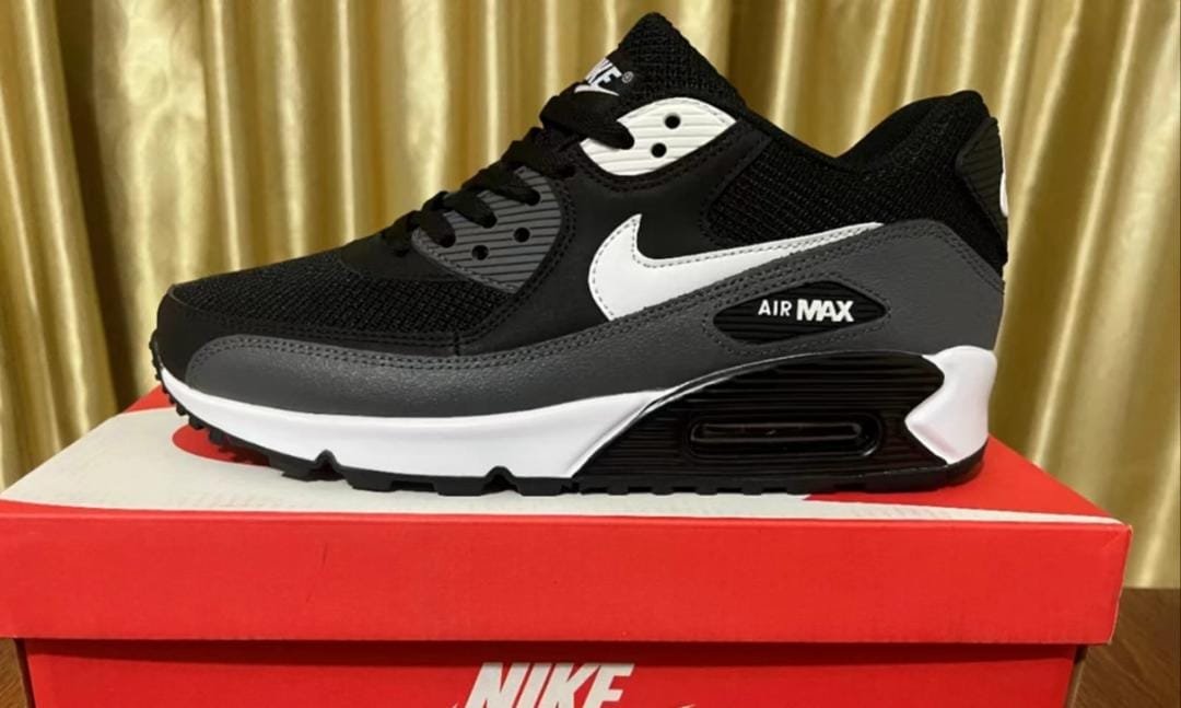Nike Air Max 90.