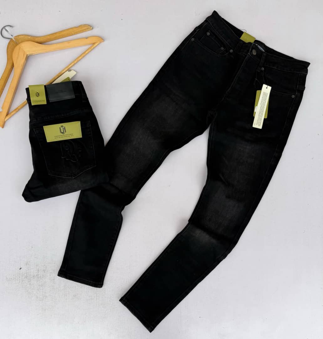 black Lannio jeans.