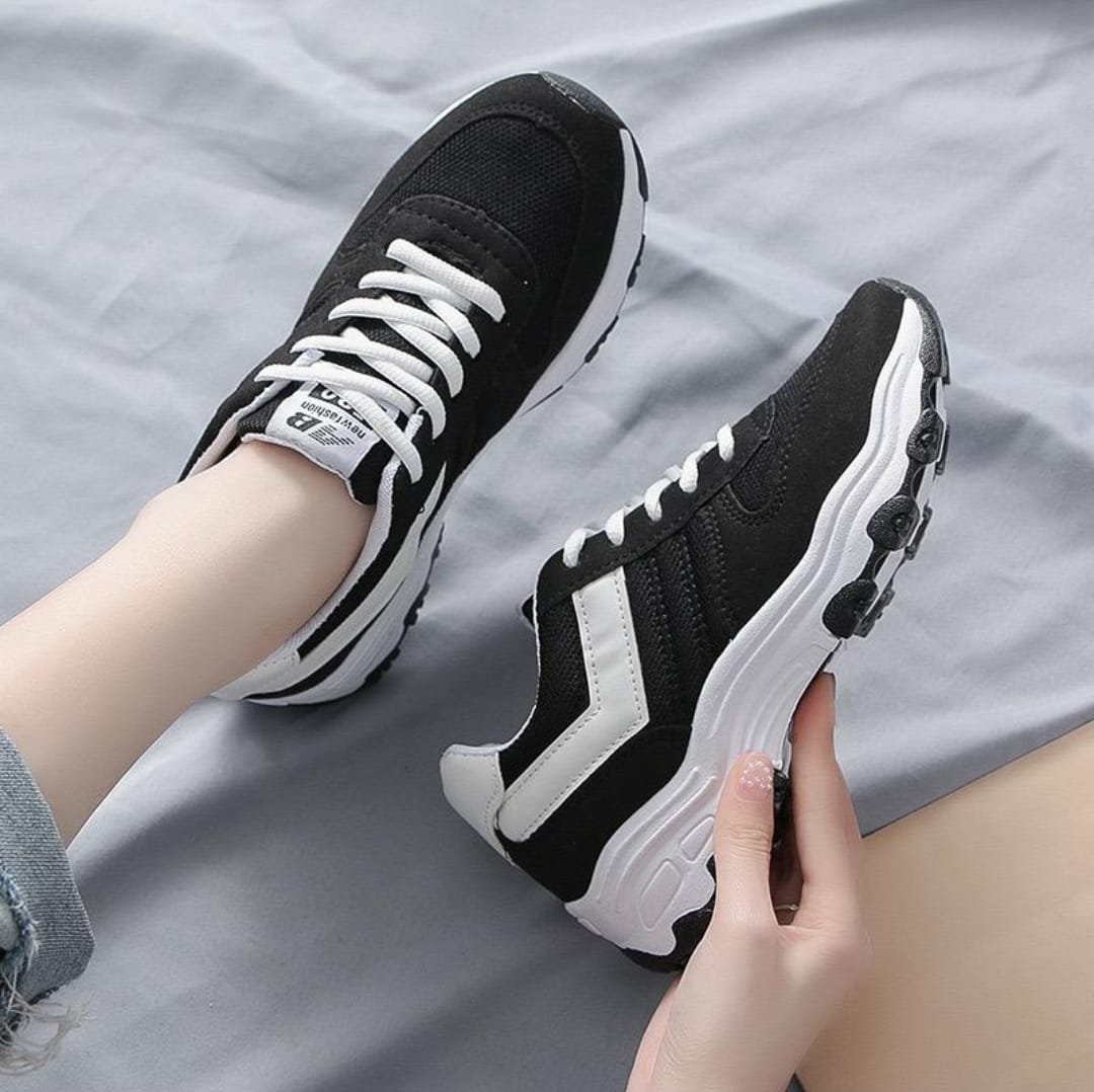 pair of Newrashion women’s sneakers