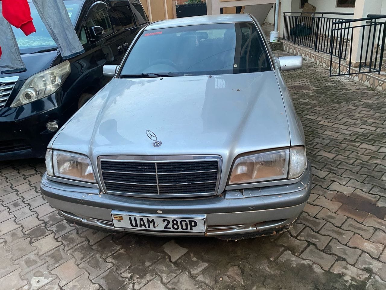 silver Mercedes-Benz C200 with the license plate “UAM 280P”