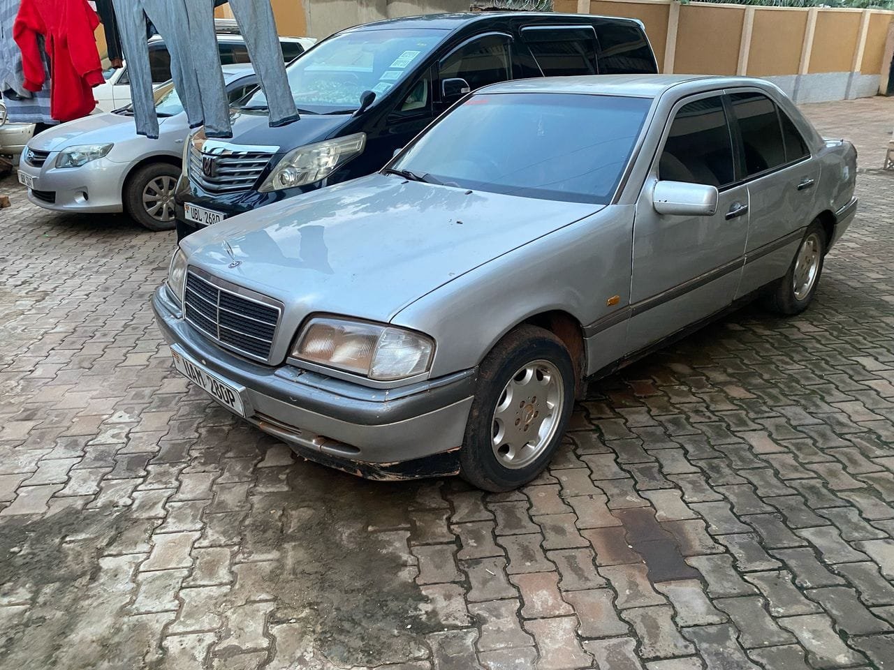 silver Mercedes-Benz C200 with the license plate “UAM 280P”