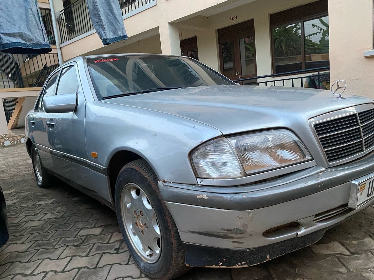 silver Mercedes-Benz C200 with the license plate “UAM 280P”