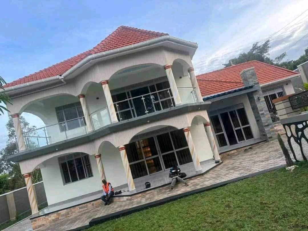 7 BEDROOM HOUSE