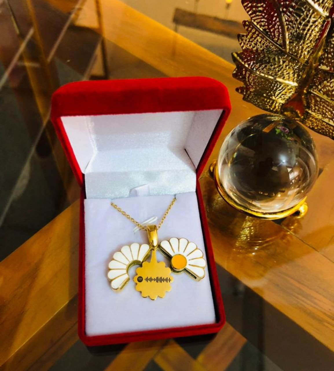 daisy-shaped necklace