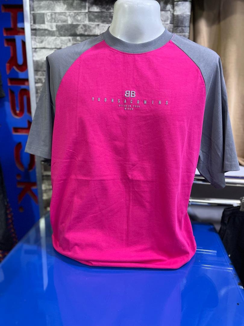 short-sleeved, round-neck t-shirt