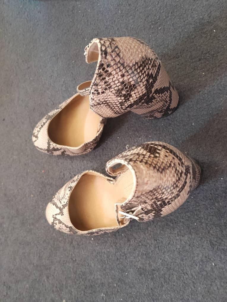 snake-print low heeled shoes