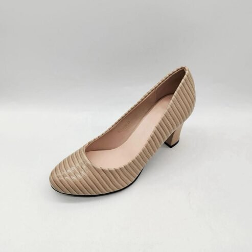 kitten heel pump