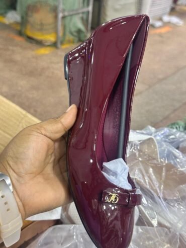 closed-toe wedge shoes