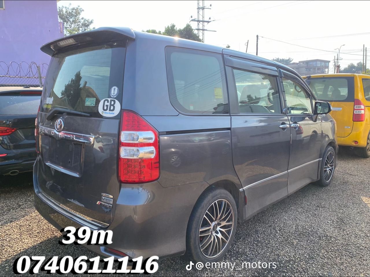Toyota Noah minivan,