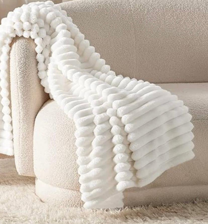 Linecooo white Fleece Throw Blanket.
