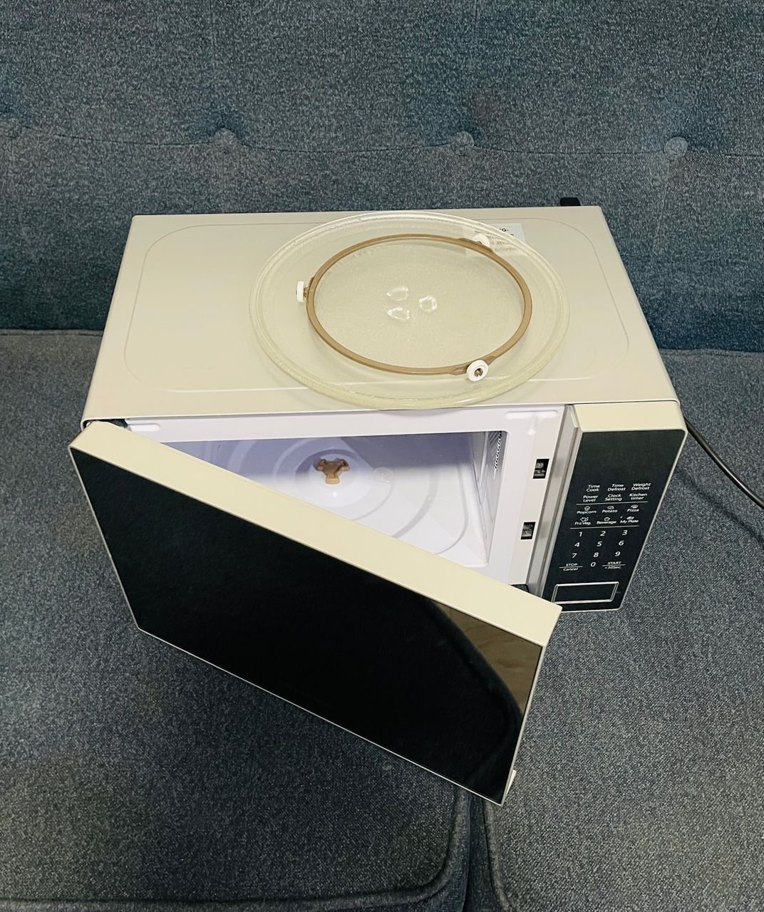 Hisense Microwave Oven: 20L