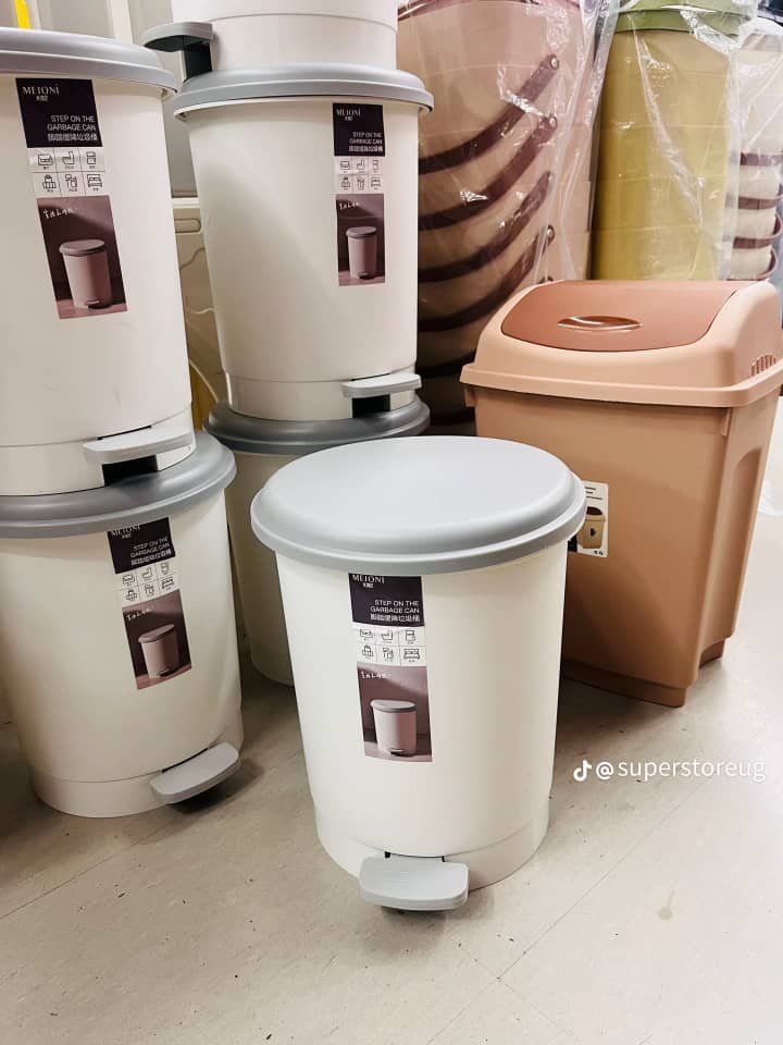 step-on garbage can