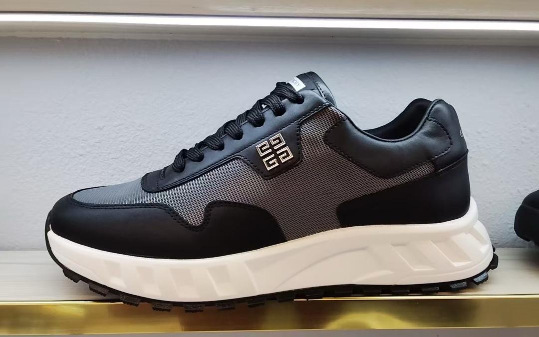 Givenchy G4 Sneaker.