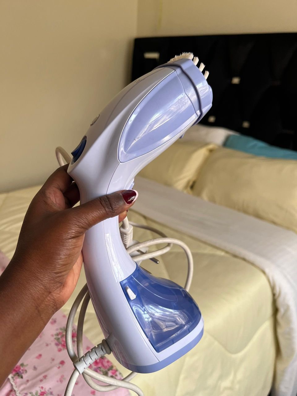 Hand held garment steamer