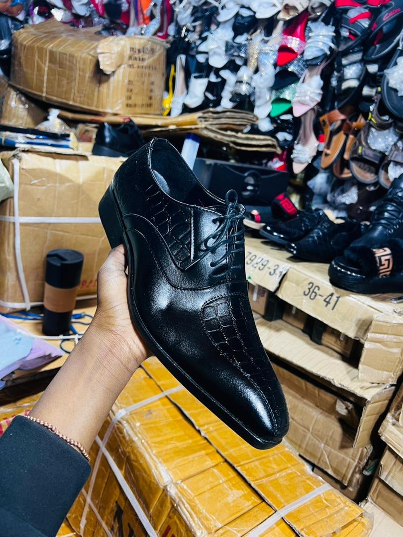 men’s black formal lace-up shoe