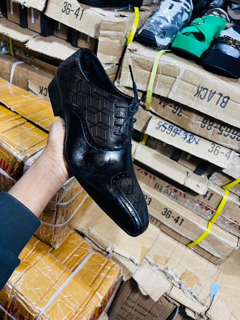 Textured Black Cap-Toe Oxford Brogues shoe