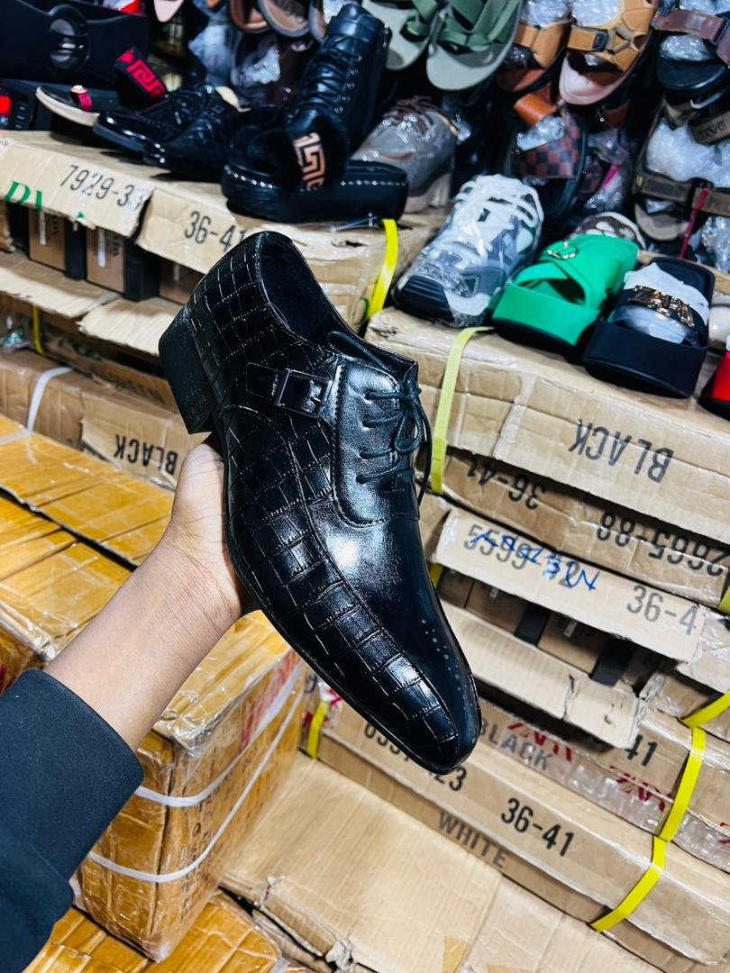 Men’s Black Crocodile-Textured Derby shoes