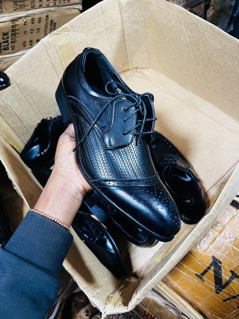 men’s black formal dress shoe,