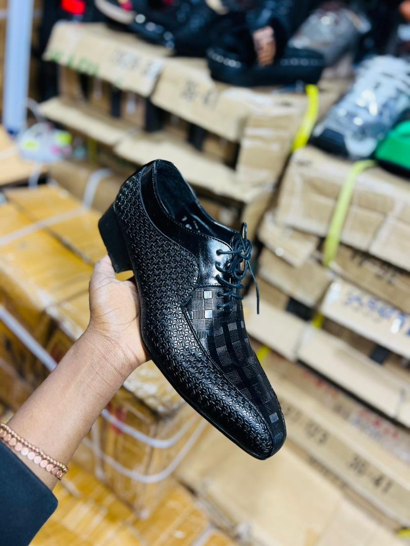 men’s black lace-up dress shoes